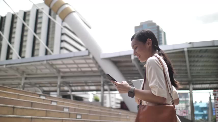 女人正在用手机和朋友在线聊天.