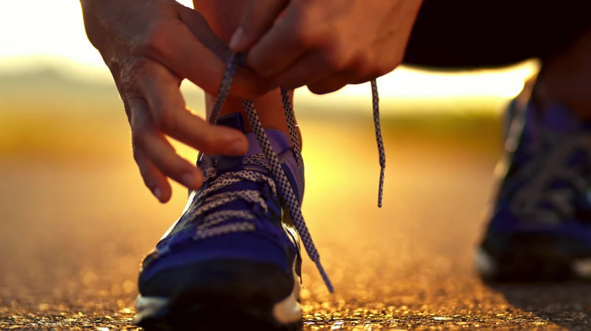 系鞋带的女人篮球鞋冲刺起跑.