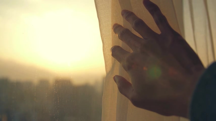 早上有人拉窗帘.