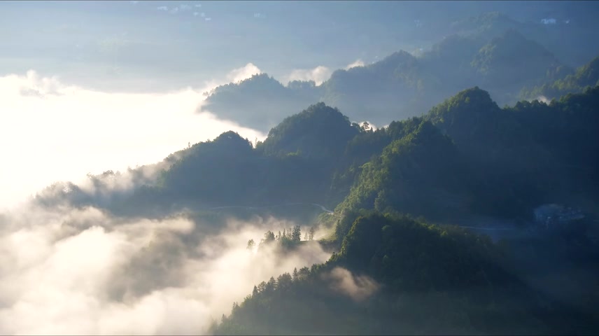 苗族少女泼水唱歌