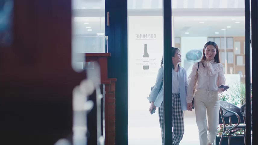 休闲玩手机自拍咖啡厅.