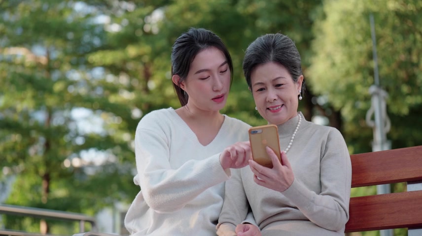 教老人使用手机.