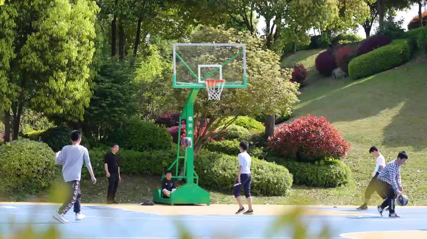 社区小朋友打篮球+已调色.