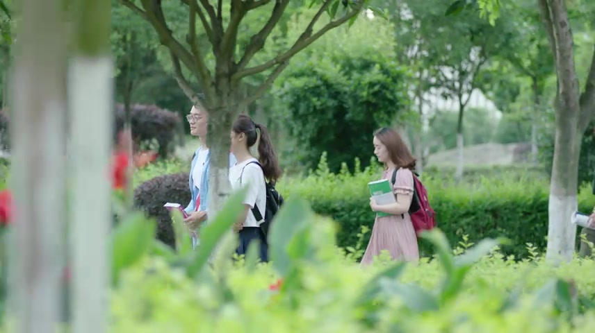 大学生行走在校园的上课路上