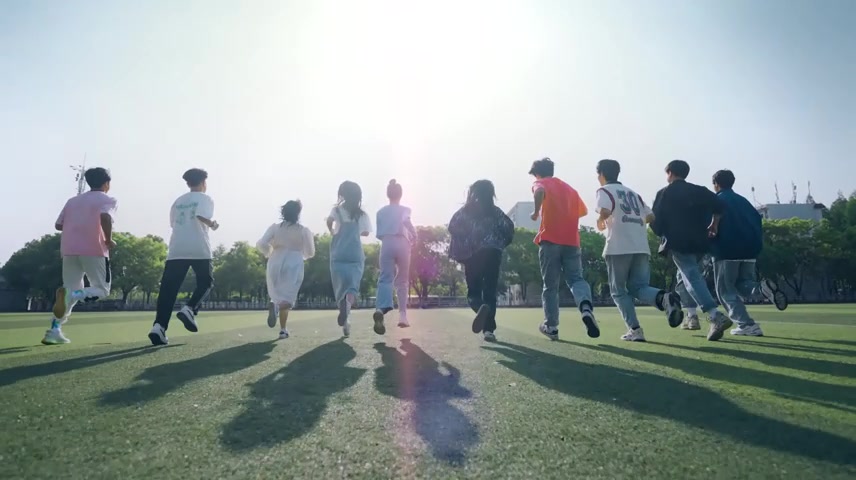 年轻人向太阳奔跑