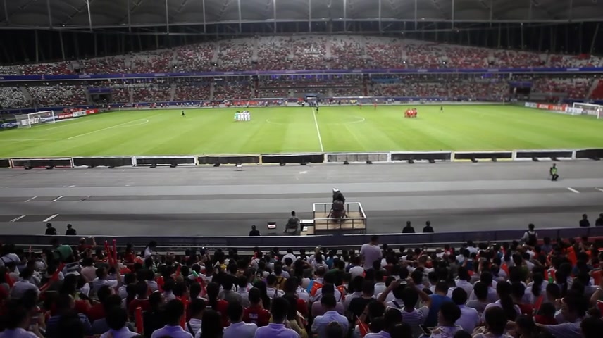 足球比赛观众加油中国队加油