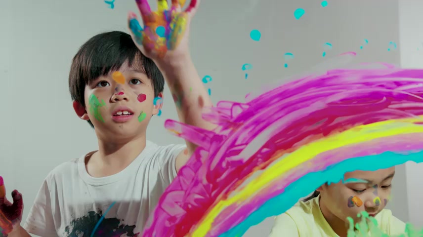 小男孩和小女孩用涂满颜料的手画画.