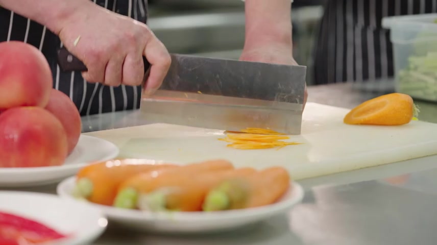 后厨大厨备菜 厨师切菜 新鲜食材