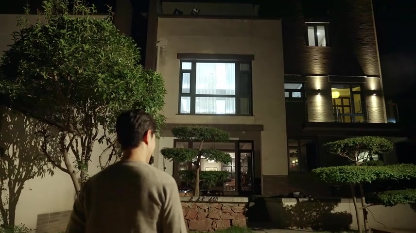 别墅区男子回到家里走进家门拥抱父母