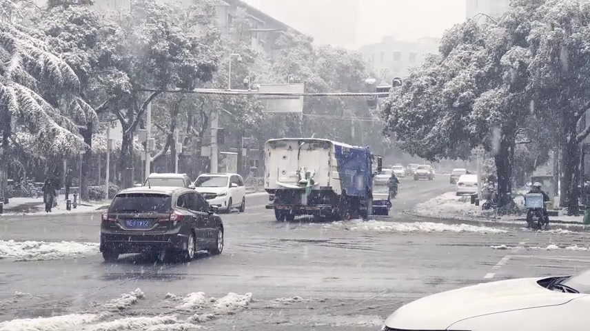 年湖北武汉冰冻雨雪天气城市街景