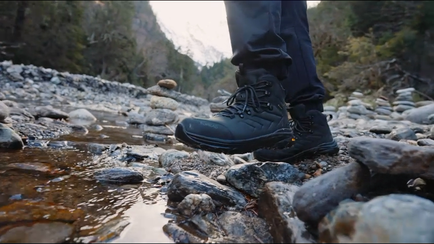 户外徒步脚步特写