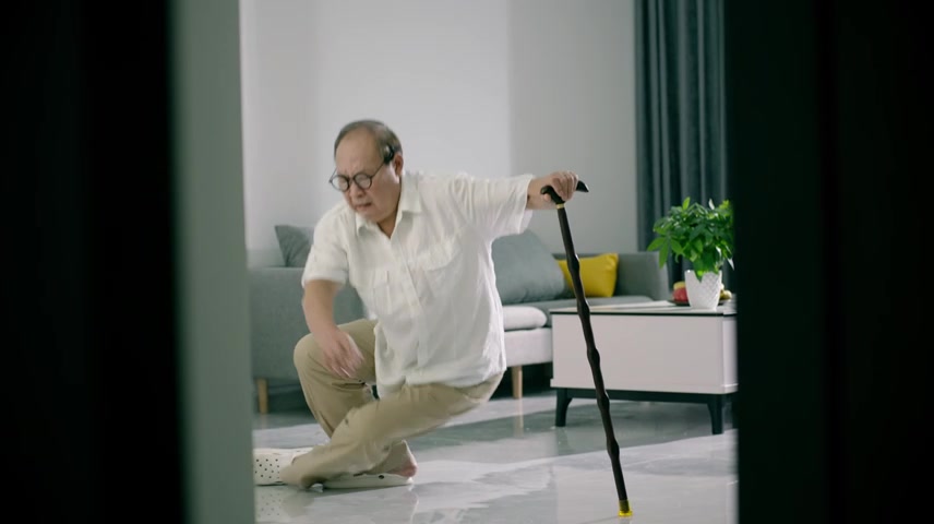 老人客厅跌倒