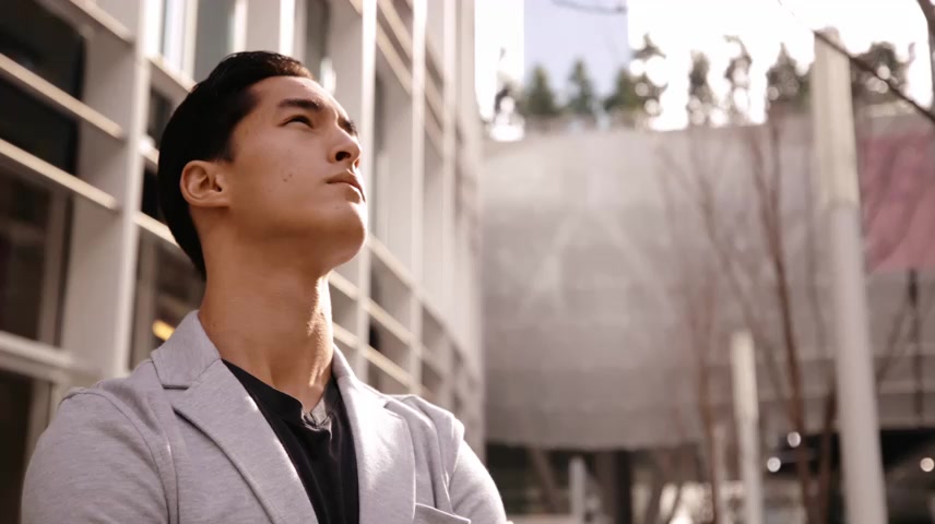 男子站在城市街道上.