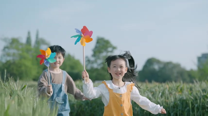 天真小孩玩风车儿童玩耍孩童嬉戏小朋友打闹