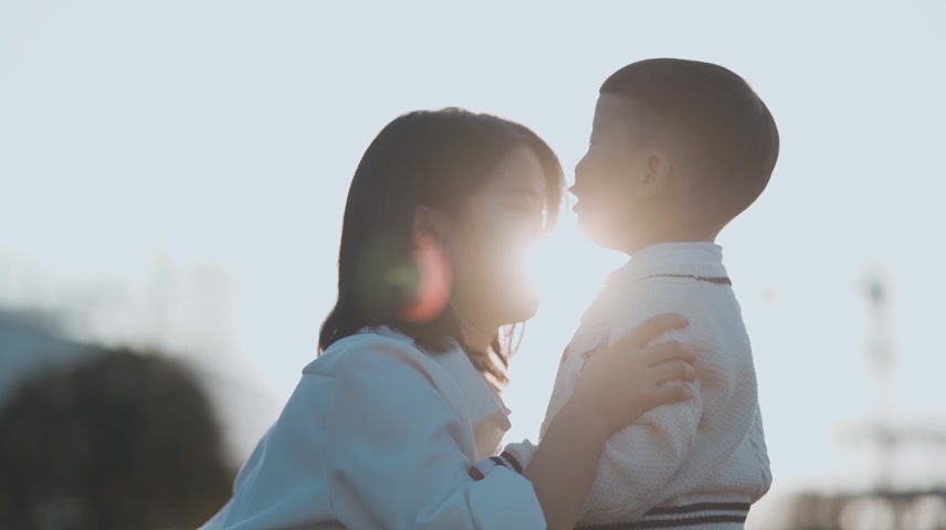 温馨亲子视频大手拉小手逆光亲吻额头母亲节