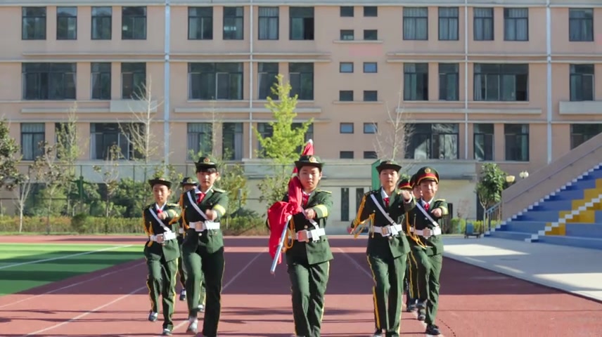 小学生升旗社团笑容