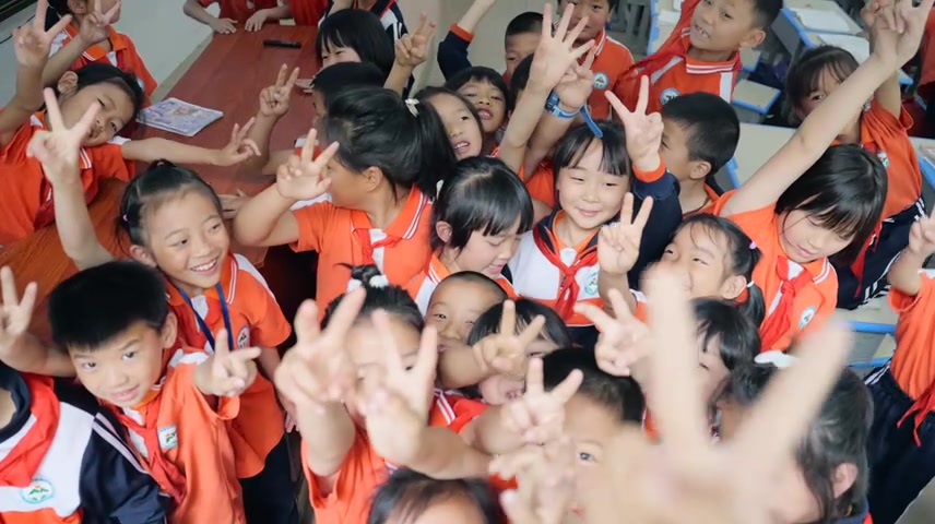 小学生笑脸渴望幸福.