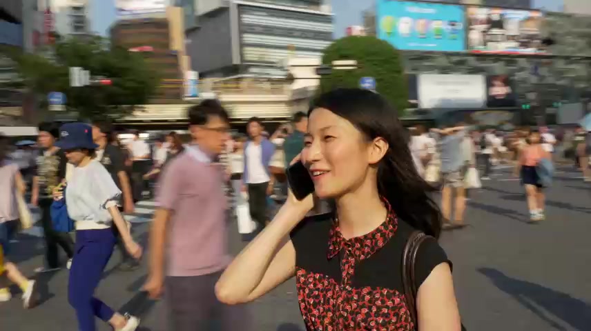 一名女子在路口打电话.